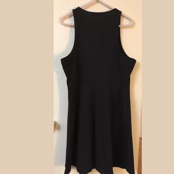 Vanity Room Size L Black V-Neck Crepe Dress - Picture 6 of 7